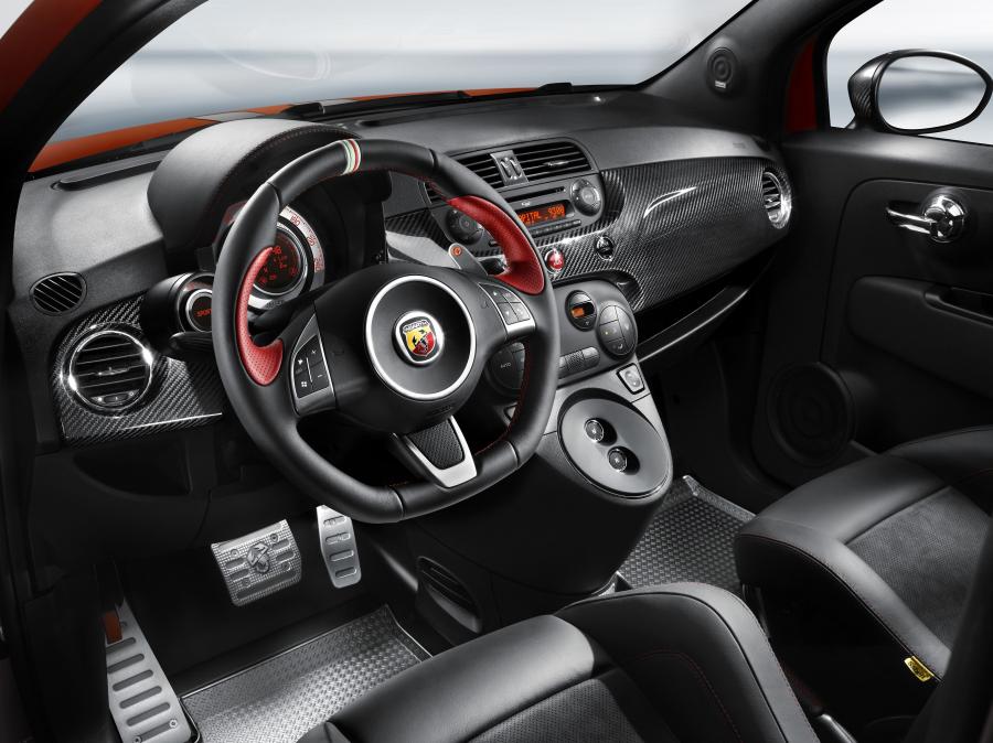 Интерьер Abarth 695 Tributo Ferrari 2010 года  (фото 11 из 19)